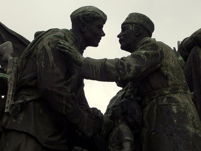 Monumentul Armatei Sovietice din Sofia, vedere din parc