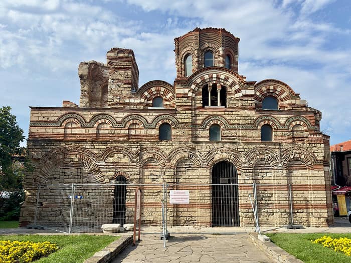 Cerkiew Chrystusa Pantokratora, drugi widok murów zewnętrznych