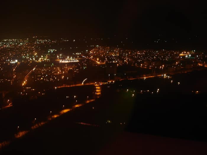 Vedere nocturnă a orașului Ruse, fotografiată de la turnul de televiziune și radio