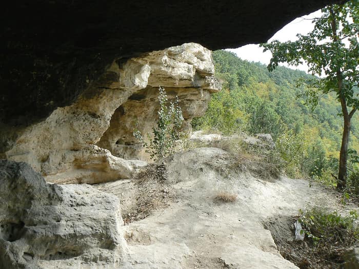 Mănăstirea Albotina, primul detaliu al încăperilor din stâncă