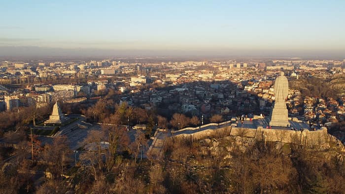 Паметникът „Альоша“ заедно с друг паметник в Пловдив