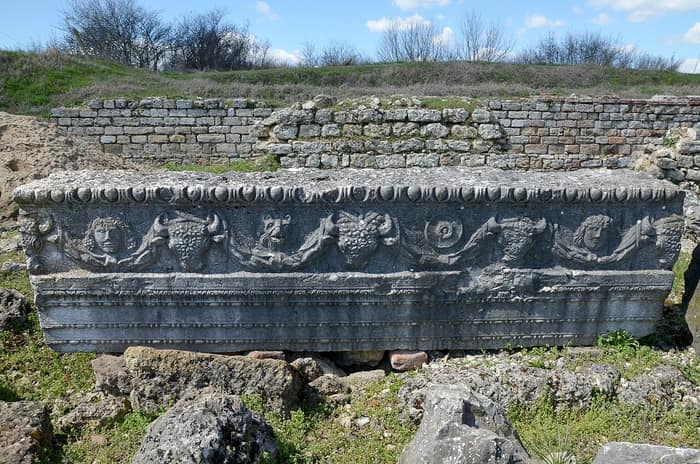 Архитрав от храма на Фортуна с гирлянди, глави на медузи и глави на бикове