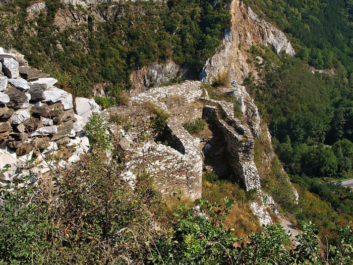 Die Festung Asen auf ihrem Felsrücken oberhalb von Assenowgrad