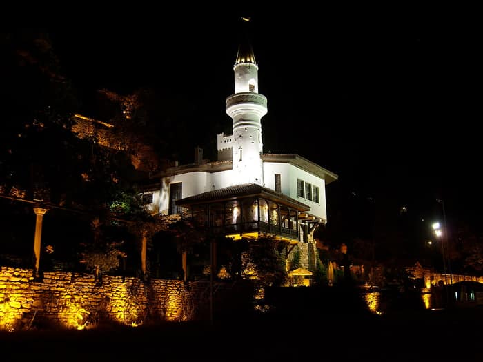 Minaretul complexului castelului din Balcic noaptea