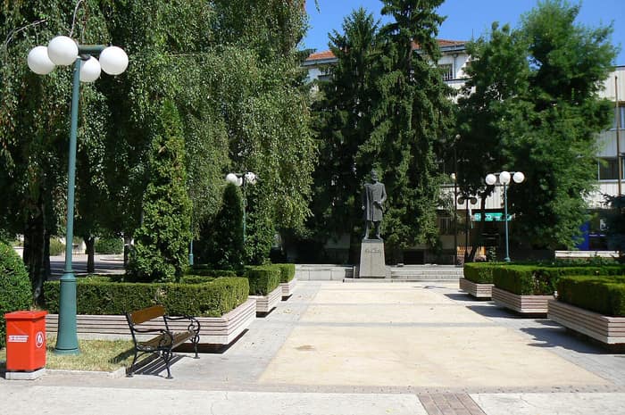 Monumentul lui Hristo Botev din Botevgrad, altă perspectivă