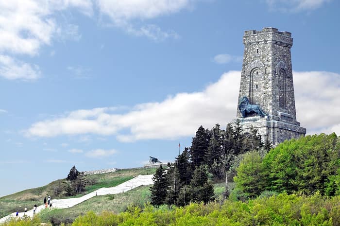 Monumentul de la Șipka, turnul cu leul deasupra intrării