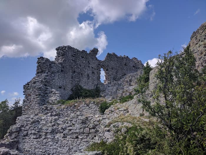 Крепостта Устра край село Устрен, втора гледка