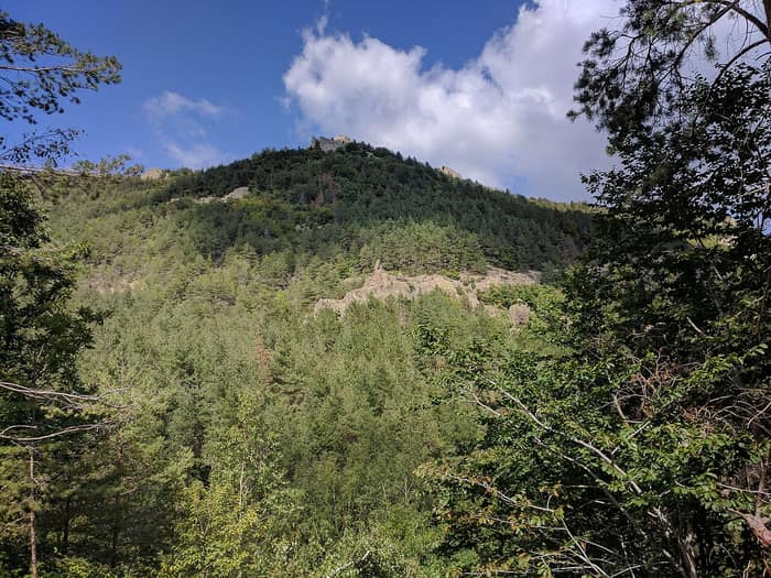 Крепостта Устра край село Устрен, първа гледка