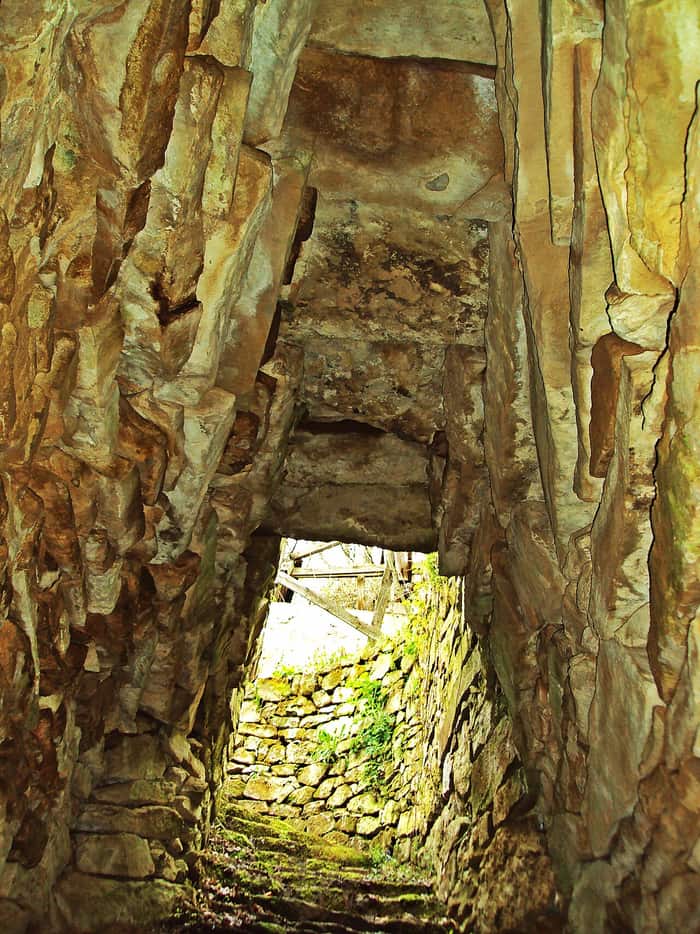Mauerwerk des Brunnentempels bei Garlo