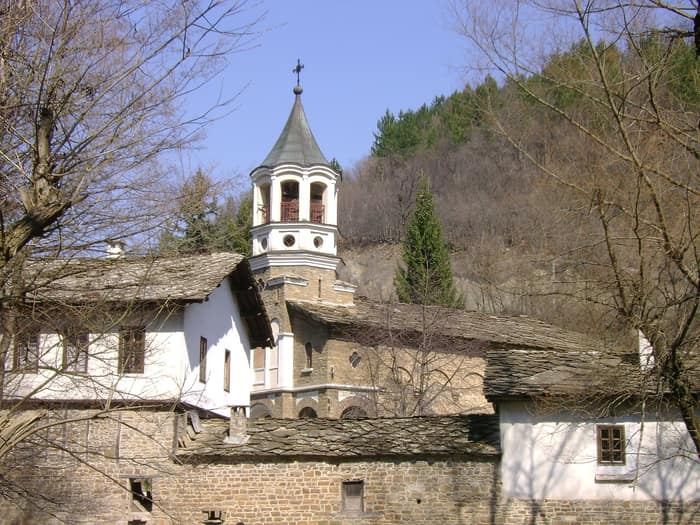 Mănăstirea Dreanovo în defileul ei