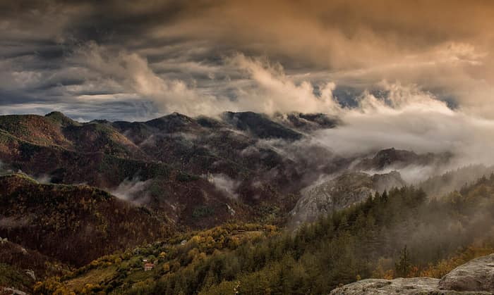 Das Felsplateau Belintash in den Rhodopen im Nebel vor Sonnenuntergang