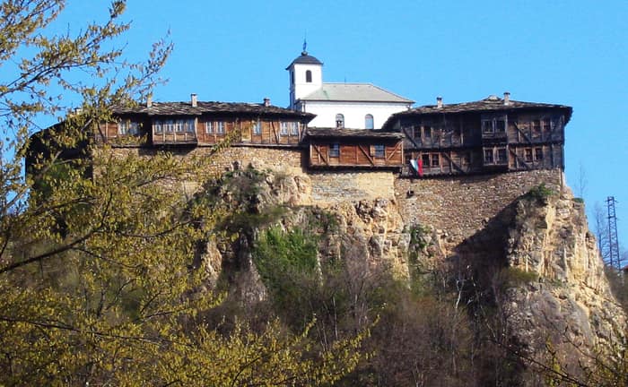 Kloster Glozhene auf seinem Felsen im Balkangebirge