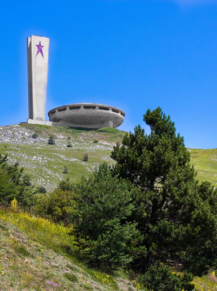 Das Busludscha-Denkmal auf dem Berggipfel