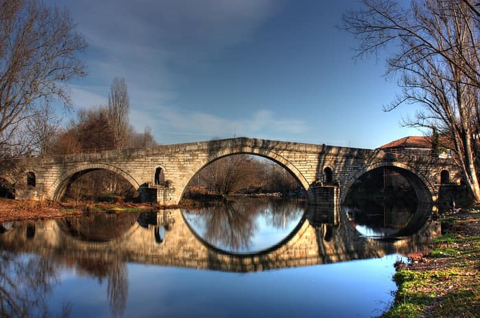 Podul Kadin văzut de pe malul râului