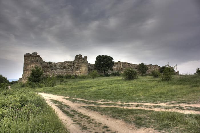 Die Festung Mezek (Neoutzikon) beim Dorf Mezek