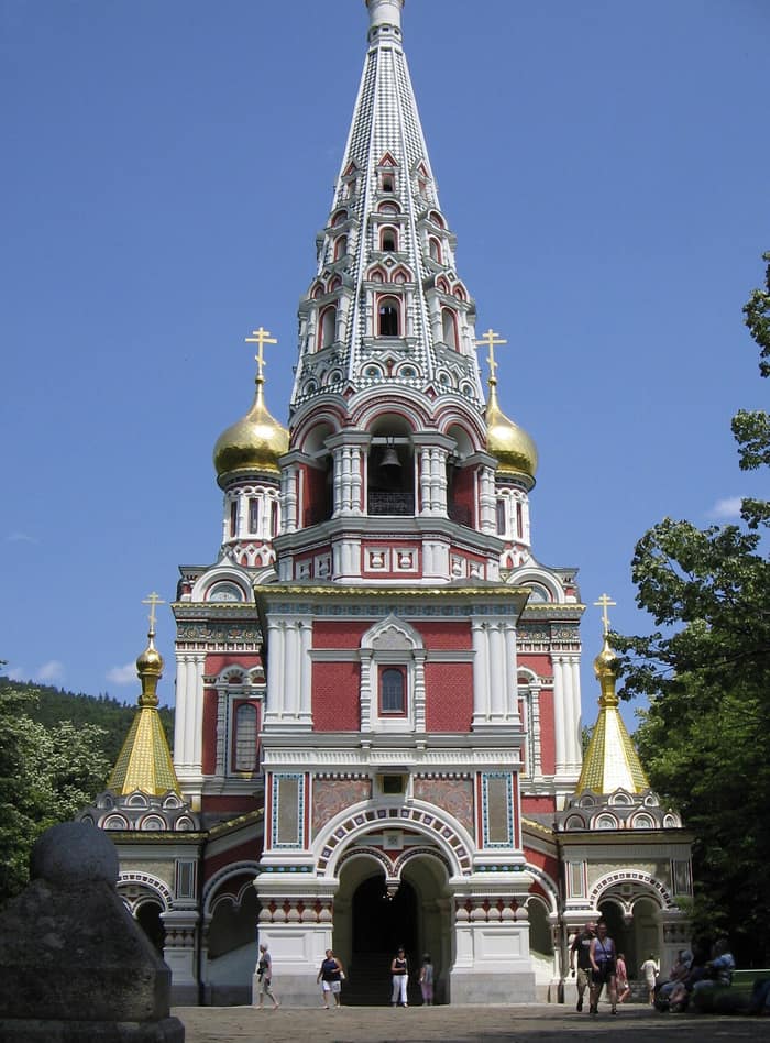 Cerkiew-pomnik w Szipce ze złoconymi kopułami, widok z zewnątrz