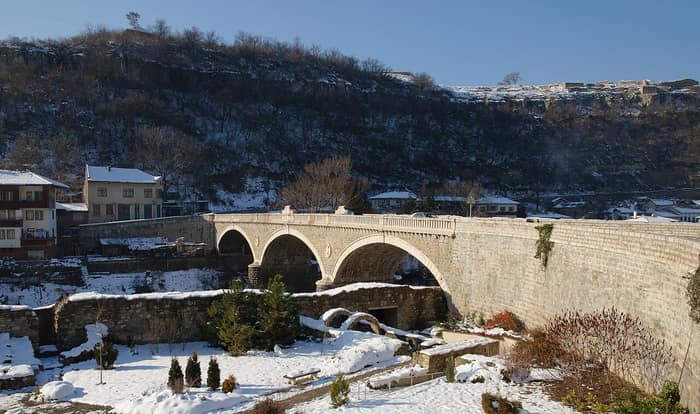 Eine Steinbrücke in Weliko Tarnowo