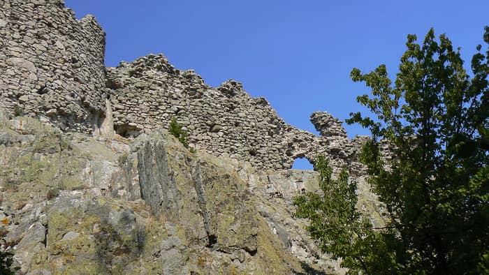 Burgruine Ustra auf ihrem Felsgipfel, von unten gesehen